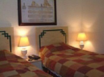 Hotel Hanover & Mccartney's Bar